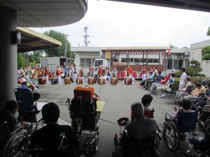 金津祭り　子どもたちが踊りと太鼓を披露